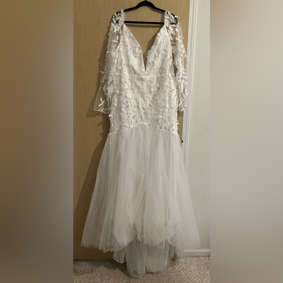 Beautiful, flattering, White gown. - Picture 4 of 8